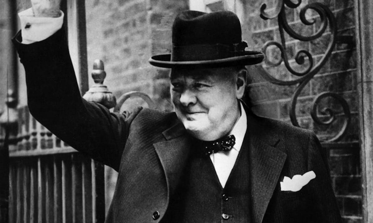 Churchill est accusé d’avoir tenu des propos racistes, notamment contre les Indiens.