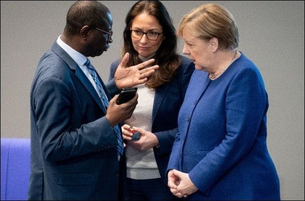 Karamba Diaby ici en discussion avec la chancelière Angela Merkel.