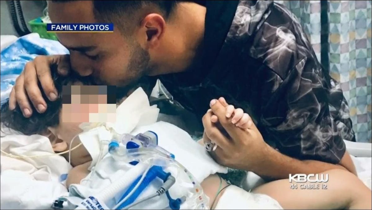 Le petit Abdullah Hassan respire avec l'aide d'une machine depuis environ un mois.