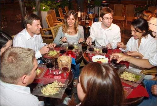 En France, le «slow-dating» prend la forme de dîners où les convives dégustent des pâtes. En Suisse romande, les macarons ont davantage la cote.