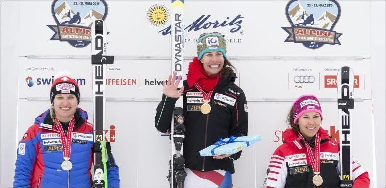 Denise Feierabend (2e), Dominique Gisin (1ère place), et Wendy Holdener (3e),sur le podium après la descente.