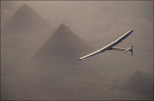 Solar Impulse 2 avant son atterrissage au Caire en juillet 2016.