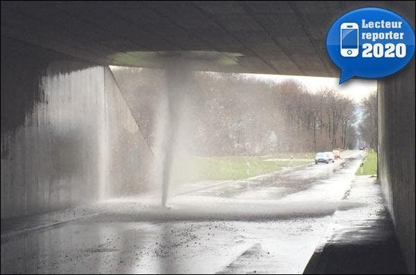 De grandes quantités d'eau se sont déversée sur la route passant sous l'A1.