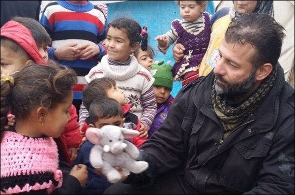 Rami Adham est surnommé «le passeur de jouets» avait distribué des jouets aux orphelins d'Alep.