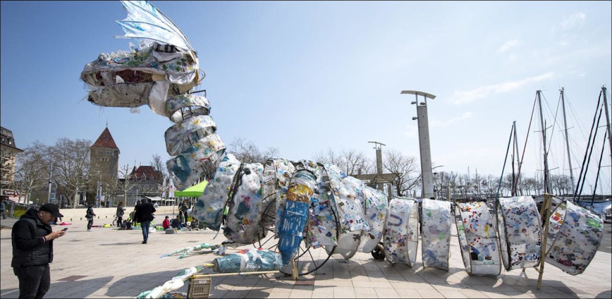 Un dragon constitué de plastique à usage unique retrouvé dans les océans exposé par Greenpeace à Lausanne en avril 2019.