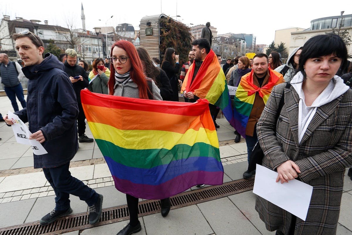 Une manifestation pro LGBT+ a eu lieu le 17 mars, à Pristina, alors que le Parlement votait à 28 voix contre 120 contre la loi autorisant le mariage homosexuel.