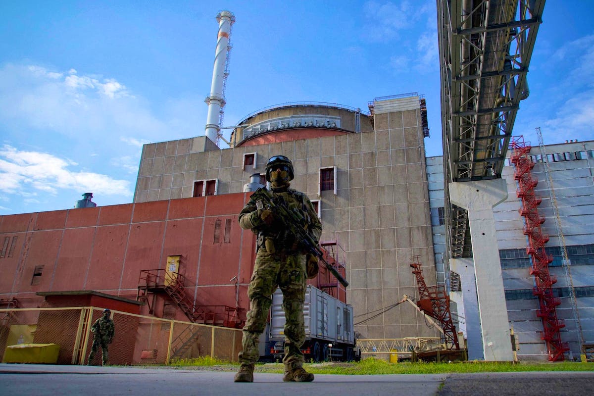 C’est début mars que les forces russes ont pris le contrôle de la centrale nucléaire de Zaporijjia, située dans la ville d’Energodar, dans le sud de l’Ukraine.