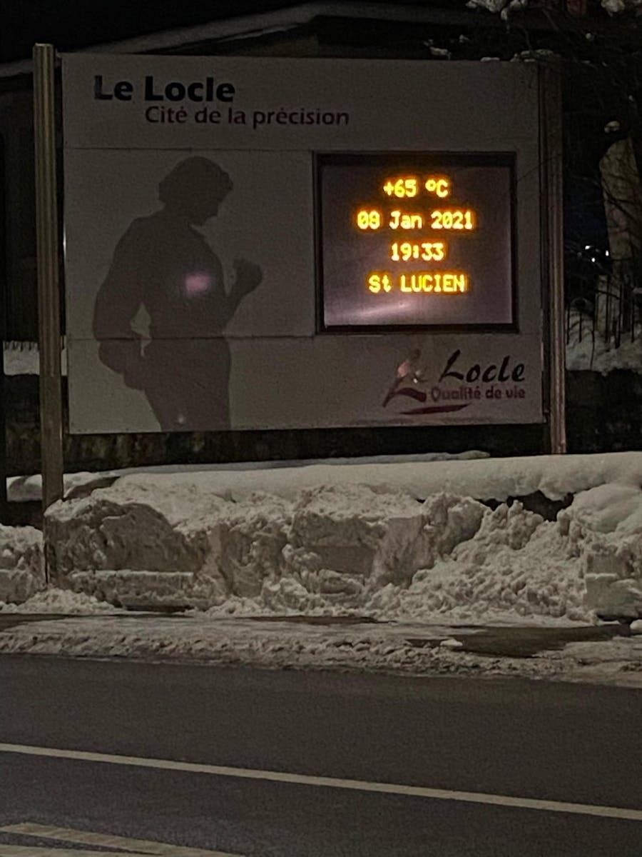 Le panneau interactif situé l’entrée du Locle (NE) a disjoncté vendredi en oscillant entre des températures extrêmes et opposés.