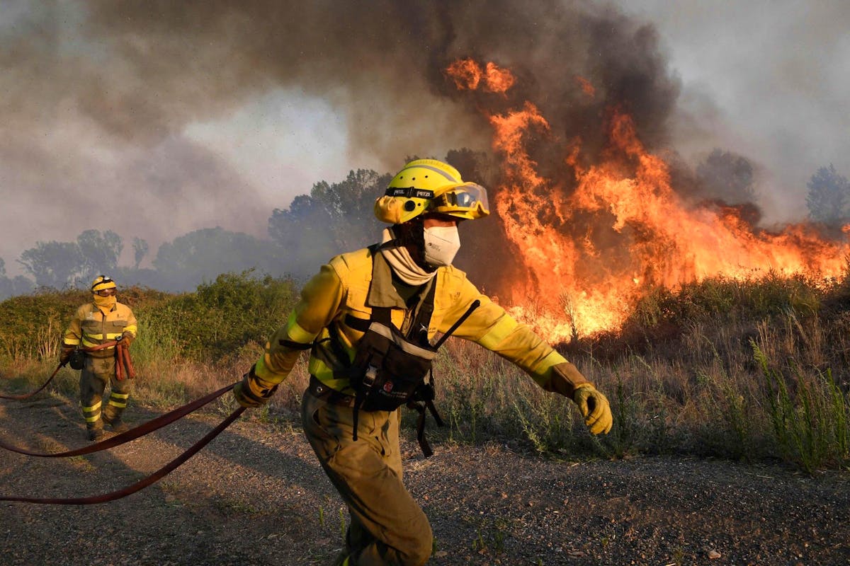 Les températures ont attisé d’énormes incendies depuis la semaine dernière à travers le pays, dont l’un a entraîné la mort d’un pompier et d’un berger près de Zamora (nord-ouest).