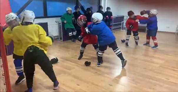 Des enfants de 7 et 8 ans apprennent comment se battre à un entraînement de hockey.