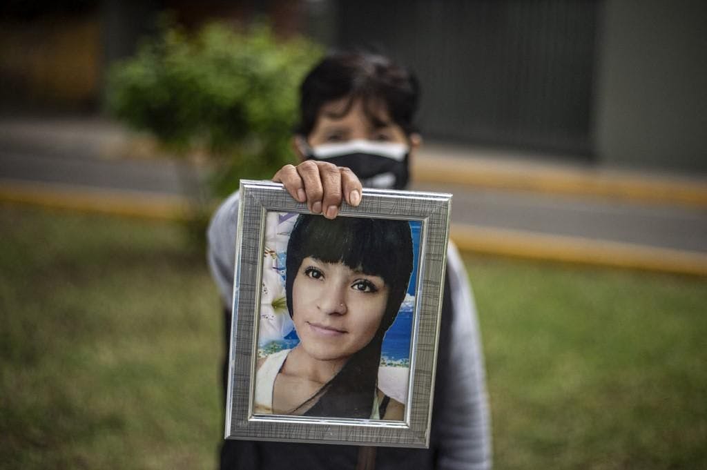 Le Pérou a enregistré une augmentation alarmante des disparitions de jeunes femmes comme Shirley Villanueva Rivera (24 ans), dont la mère Norma Rivera Arriola tient ici la photo et dont on est sans nouvelles depuis 4 ans.