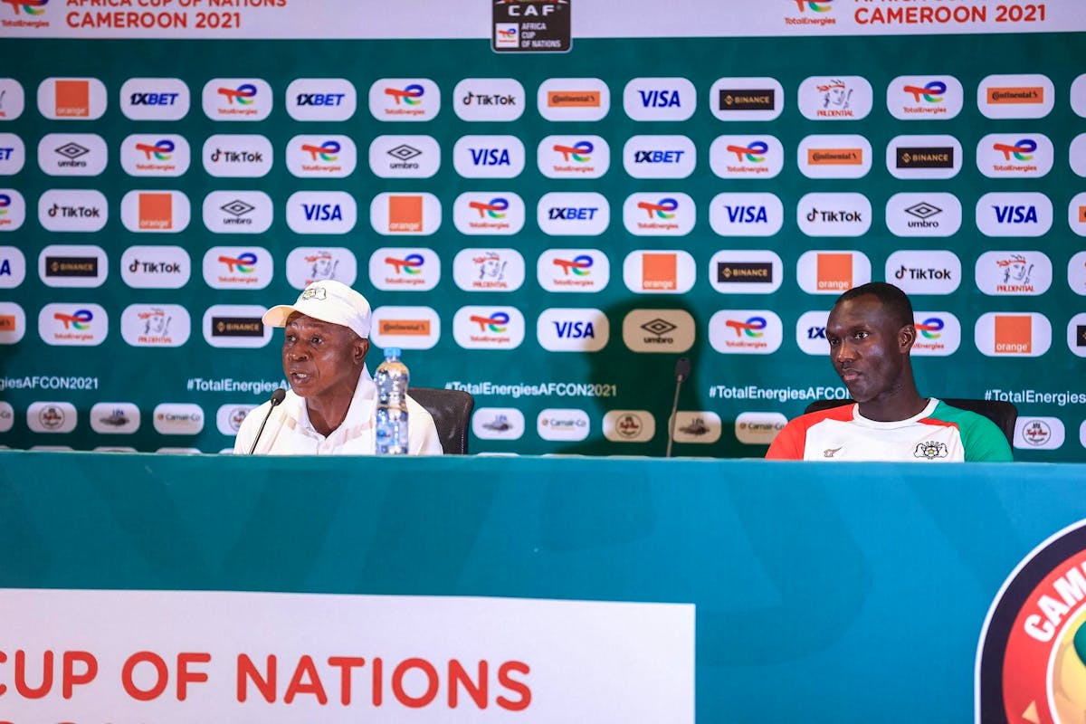 Le coach du Burkina Faso, Kamou Malo, et un de ses joueurs, Adama Guira, ont dû changer de place pour répondre aux questions.