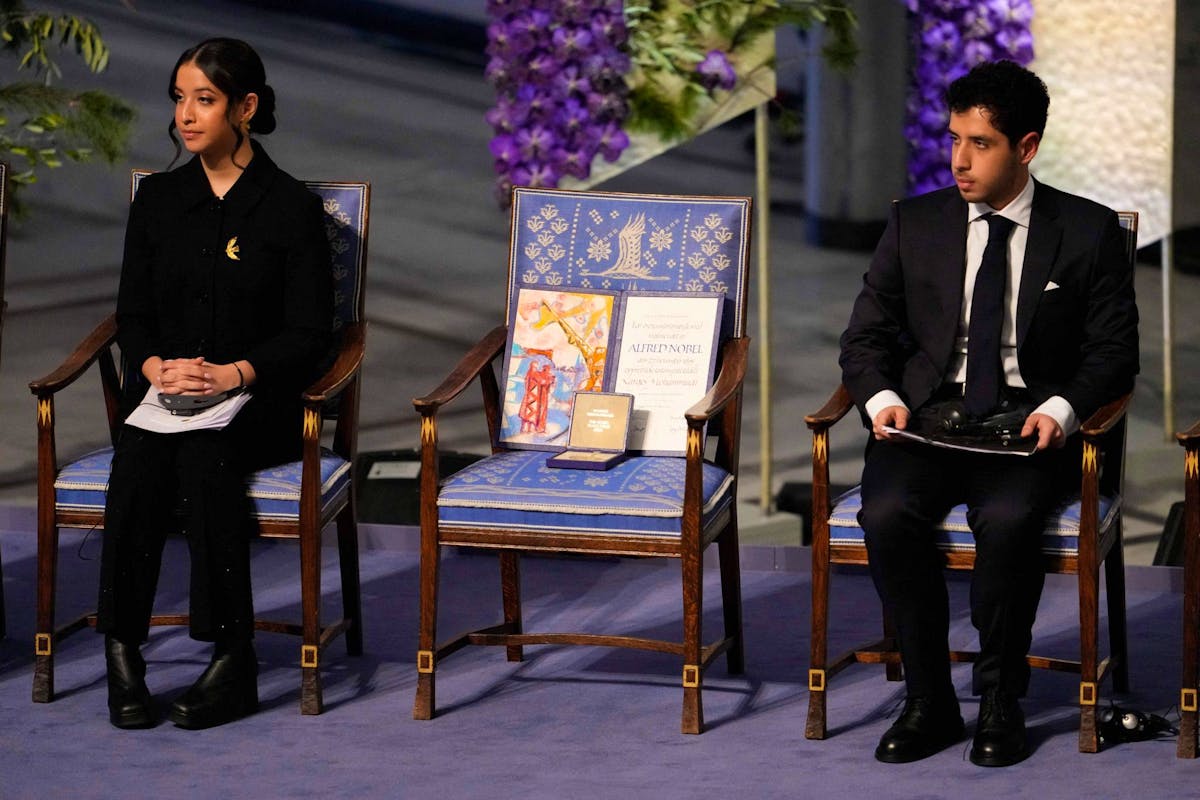 En l’absence de Narges Mohammadi, emprisonnée à Téhéran, un fauteuil est resté symboliquement vide entre ses deux enfants, Kiana et Ali, venus à Oslo prendre le Prix Nobel de la paix pour leur mère.