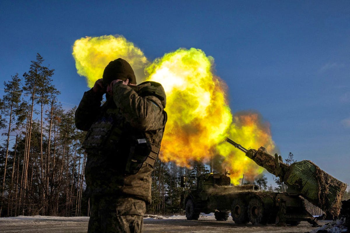 Les soldats ukrainiens peinent à défendre après deux années éprouvantes, dans la chaleur des étés, la boue ou la neige des hivers et les bombardements constants sur les tranchées.