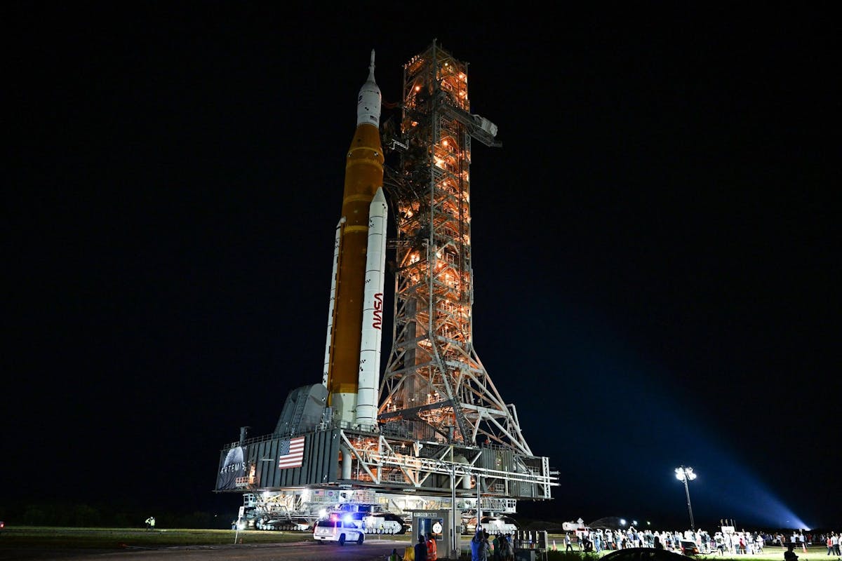 Espace: La fusée de la NASA en place pour son décollage vers la Lune - 20  minutes