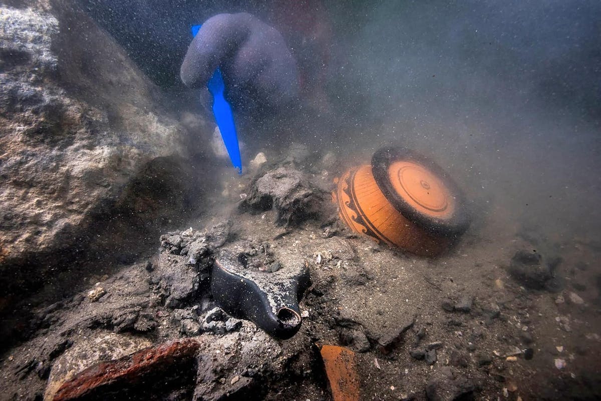 Un plongeur retrouve des pièces de poterie.