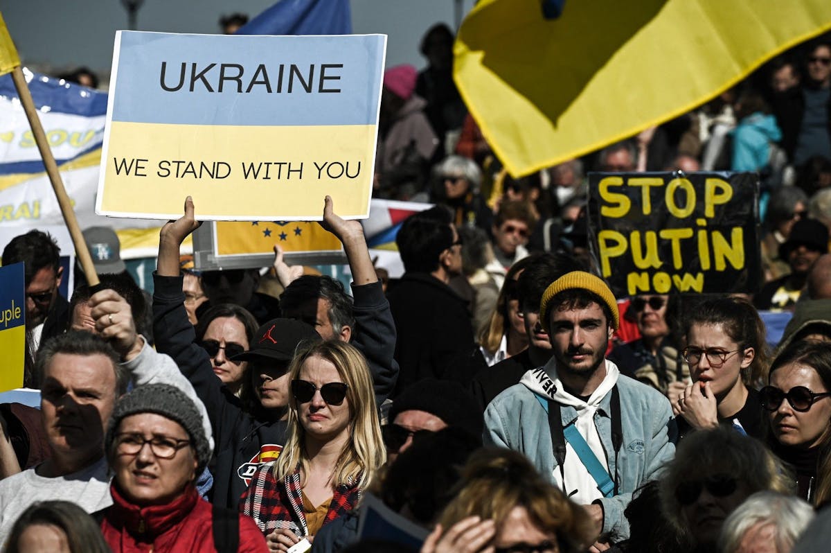 Alors que dans les manifestations pour l’Ukraine, les messages s’adresse généralement à Poutine, les cas de russophobie envers des citoyens se multiplient en Suisse.