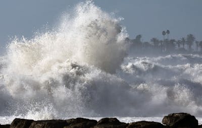 La côte ouest subit les assauts de vagues géantes