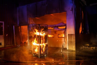Un énorme feu et une violente explosion dans un entrepôt à Plan-les-Ouates