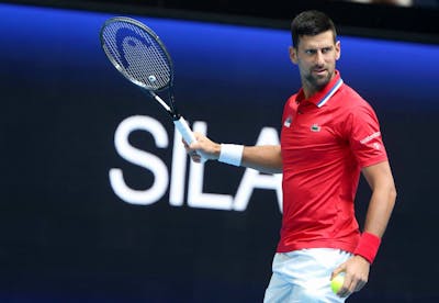 Novak Djokovic se blesse en United Cup, la Serbie préoccupée