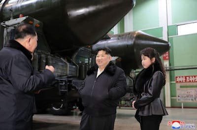 Kim appelle à accroître la production de lanceurs de missiles