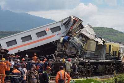Une collision entre deux trains fait trois morts et 28 blessés