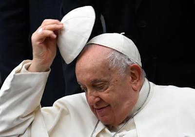 Le pape appelle à l'interdiction de la gestation pour autrui