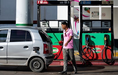 Le gouvernement annonce une hausse de 500% du prix de l'essence