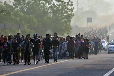 Une caravane de migrants reprend sa marche vers les États-Unis