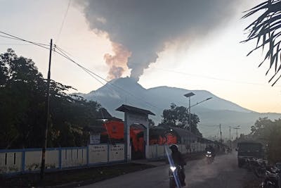 Alerte maximale pour le volcan Lewotobi Laki-Laki
