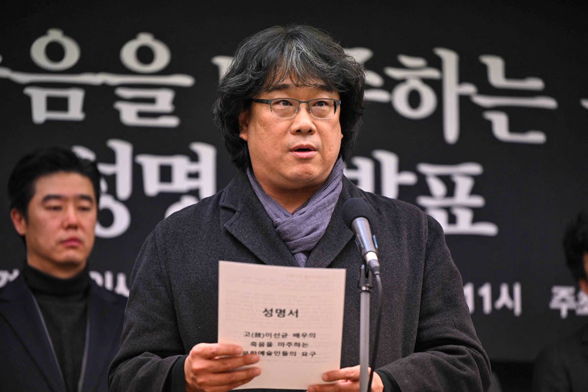 Bong Joon-ho lisant un communiqué signé par une trentaine d’organisations de l’industrie du divertissement sud-coréenne.