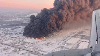 Un entrepôt ravagé par un énorme incendie à Saint-Pétersbourg