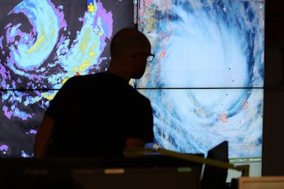 Un cyclone «historique» menace La Réunion