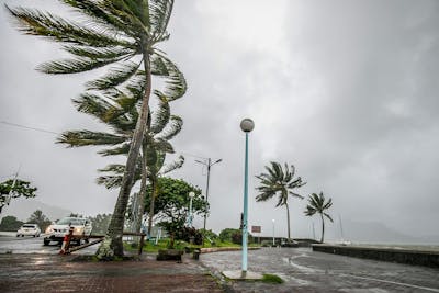 Le cyclone Belal menace l'île Maurice, un mort à La Réunion