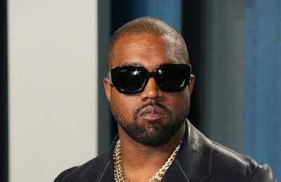 Kanye West a une prothèse dentaire en titane