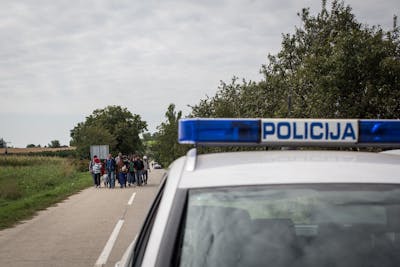 Avec 32 migrants à bord, il emboutit une voiture de police