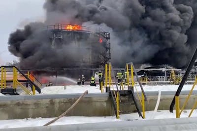 Un dépôt pétrolier en feu après l'attaque d'un drone ukrainien