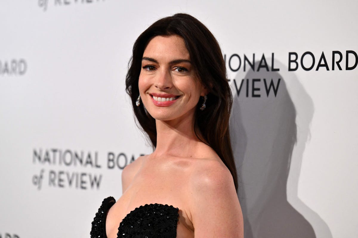 Anne Hathaway did not hesitate to openly show her solidarity with the strikers at Condé Nast Press Group, which announced a restructuring plan in November.