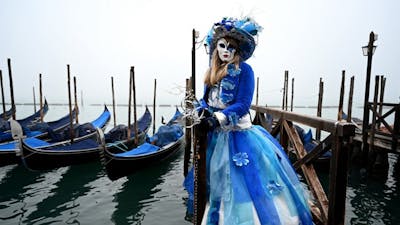 Coup d'envoi du carnaval de Venise dans un épais brouillard