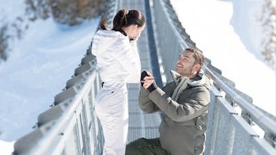 Un acteur de «Gossip Girl» fait sa demande en mariage au glacier des Diablerets