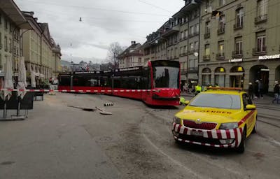 Accident rare, un tramway déraille en pleine ville de Berne