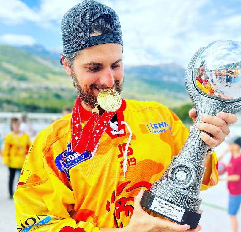 Richard Mraz a remporté le titre de Champion de Suisse de streethockey avec les Sierre Lions en 2023.