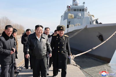 Kim Jong Un inspecte des navires militaires