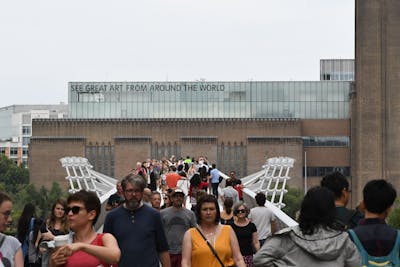 Un homme meurt après avoir chuté du musée Tate Modern