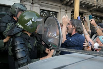 Répression d'une manifestation: l'opposition quitte le débat