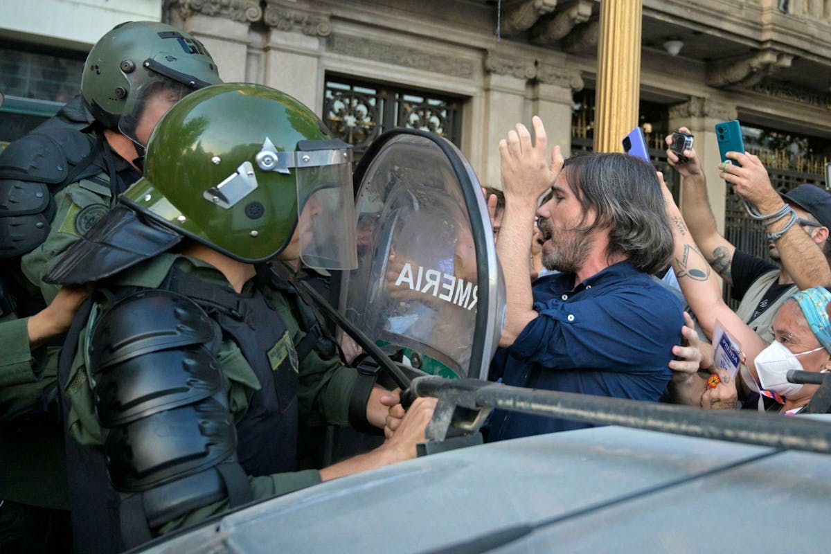Les forces de l’ordre s’opposent aux manifestants aux abords du Parlement argentin, le 1ᵉʳ février 2024 à Buenos Aires.