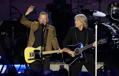 Gala avant les Grammy: Bon Jovi et Springsteen, un duo de légendes sur scène