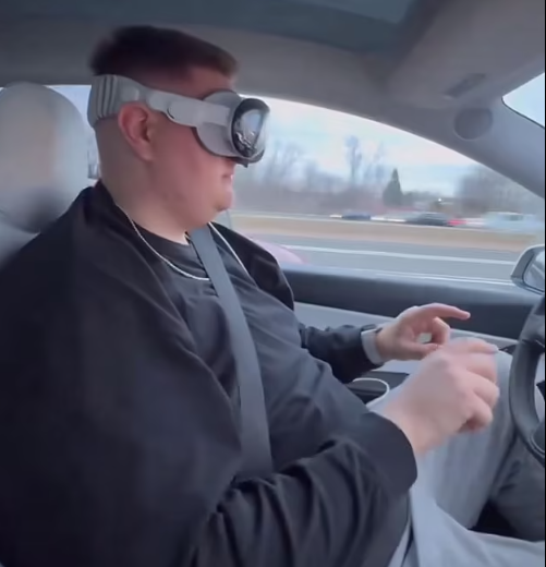 Arrêté au volant d'une Tesla avec le nouveau casque d'Apple