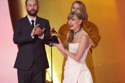 Taylor Swift triomphe aux Grammy Awards