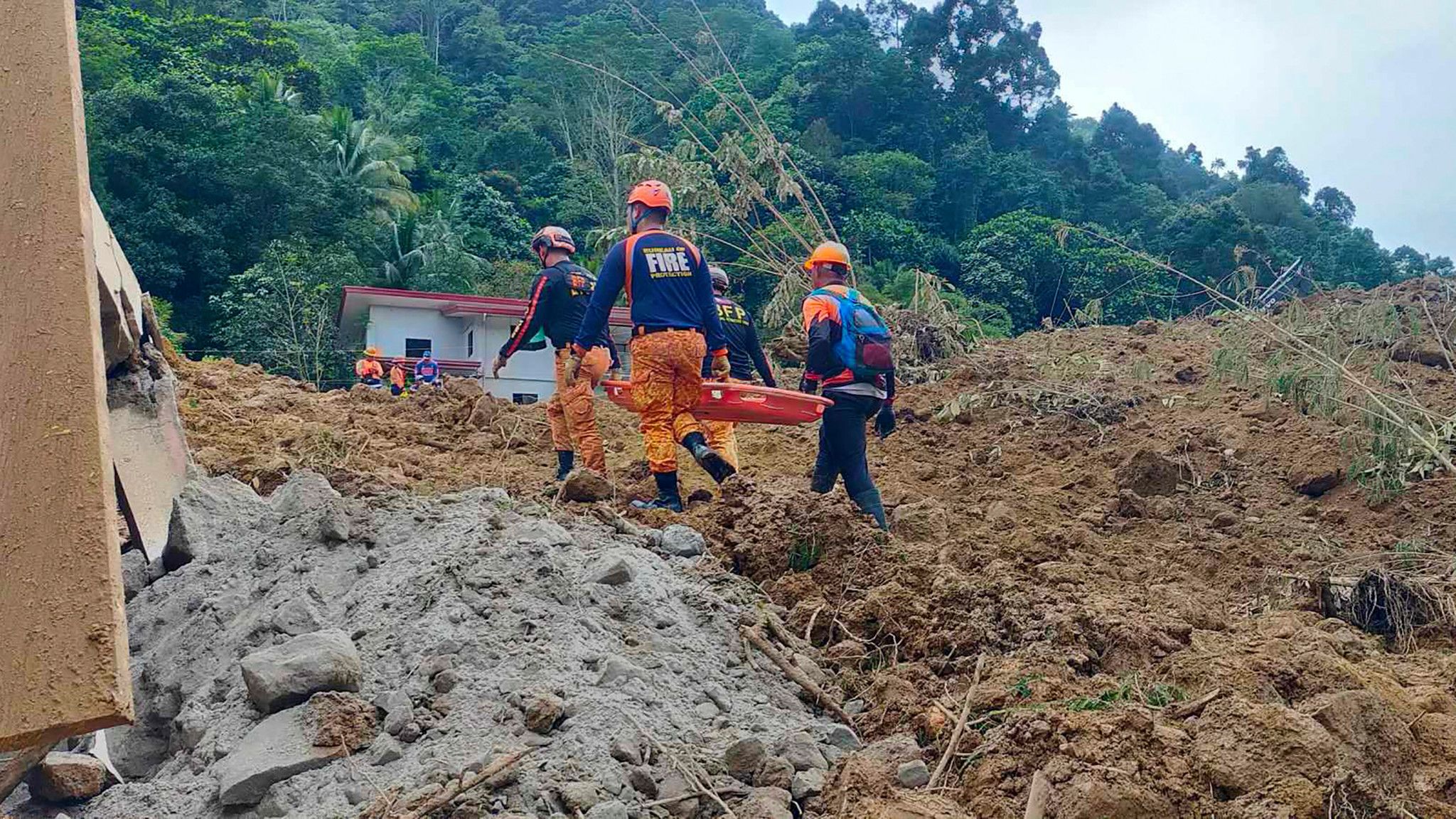 Une fille sauvée 60 heures après un glissement de terrain